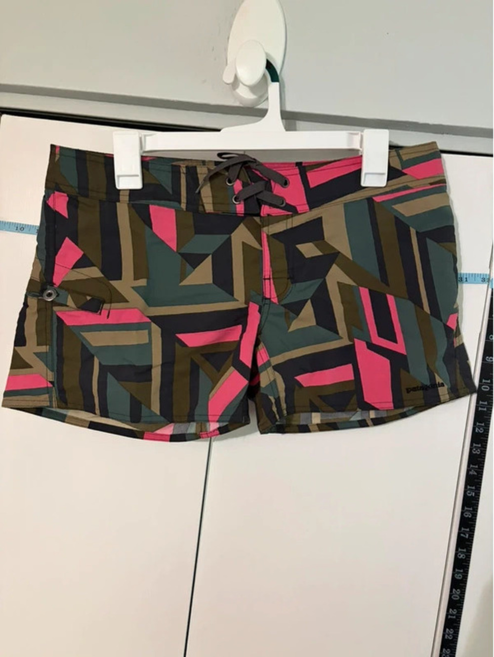 Shorts Patagonia Women’s Wavefarer Board NWOT 6 Pink Olive Geometric Lace-Up